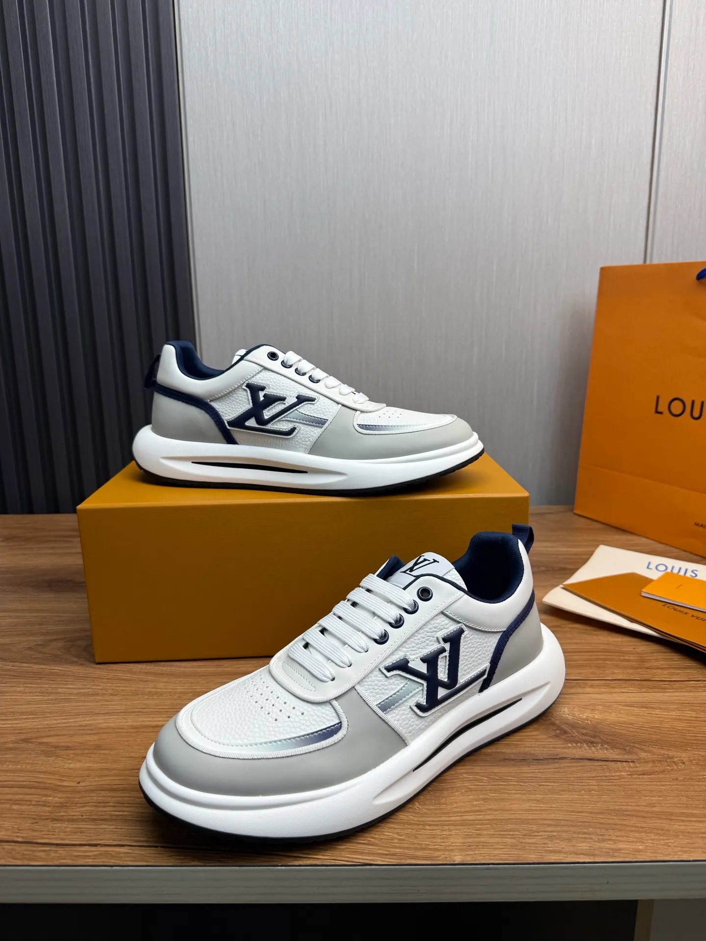 Men's shoes 💰820💰 Lv. Top purchasing agent 🇮🇹 Louis Vuitton, sports shoes counter synchronization, uppers imported from Italy, high-quality splicing and complex handicrafts, imported mesh pads are soft and comfortable, soles: original factory special soles, TPU exclusive movable molded soles super comfortable, original factory single goods, 🔍🔍high quality, you can enter and exit the counter at will, welcome to compare, code number 38-44 (Customized 38.45)